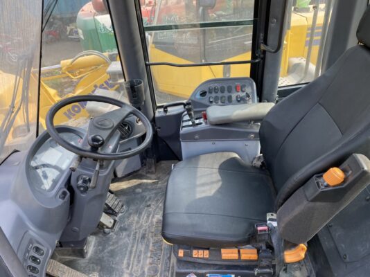 Ghế ngồi lái máy xúc lật