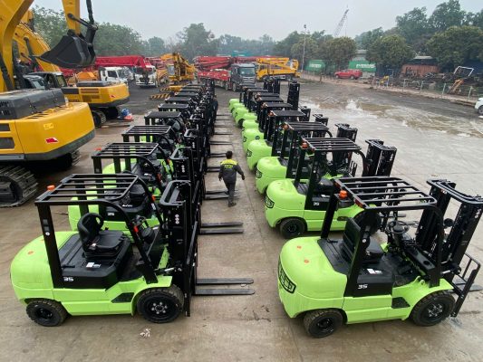 Xe Nâng Hàng Tại Kho Bãi