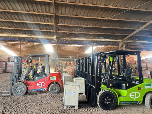 Xe nâng điện trong nhà máy sản xuất