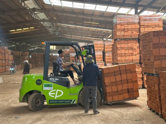 Xe nâng điện đang làm việc trong nhà xưởng