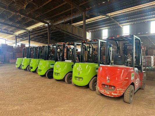 Xe Nâng Tại Kho Sản Xuất