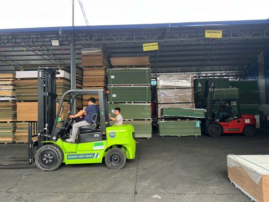 Xe nâng làm việc tại nhà máy