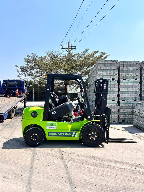 Xe nâng EP hoạt động tại nhà máy gạch