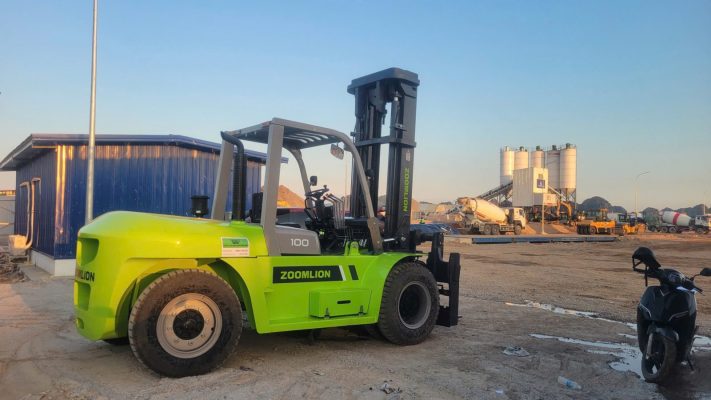 xe nâng dầu Zoomlion làm việc ngoài công trường