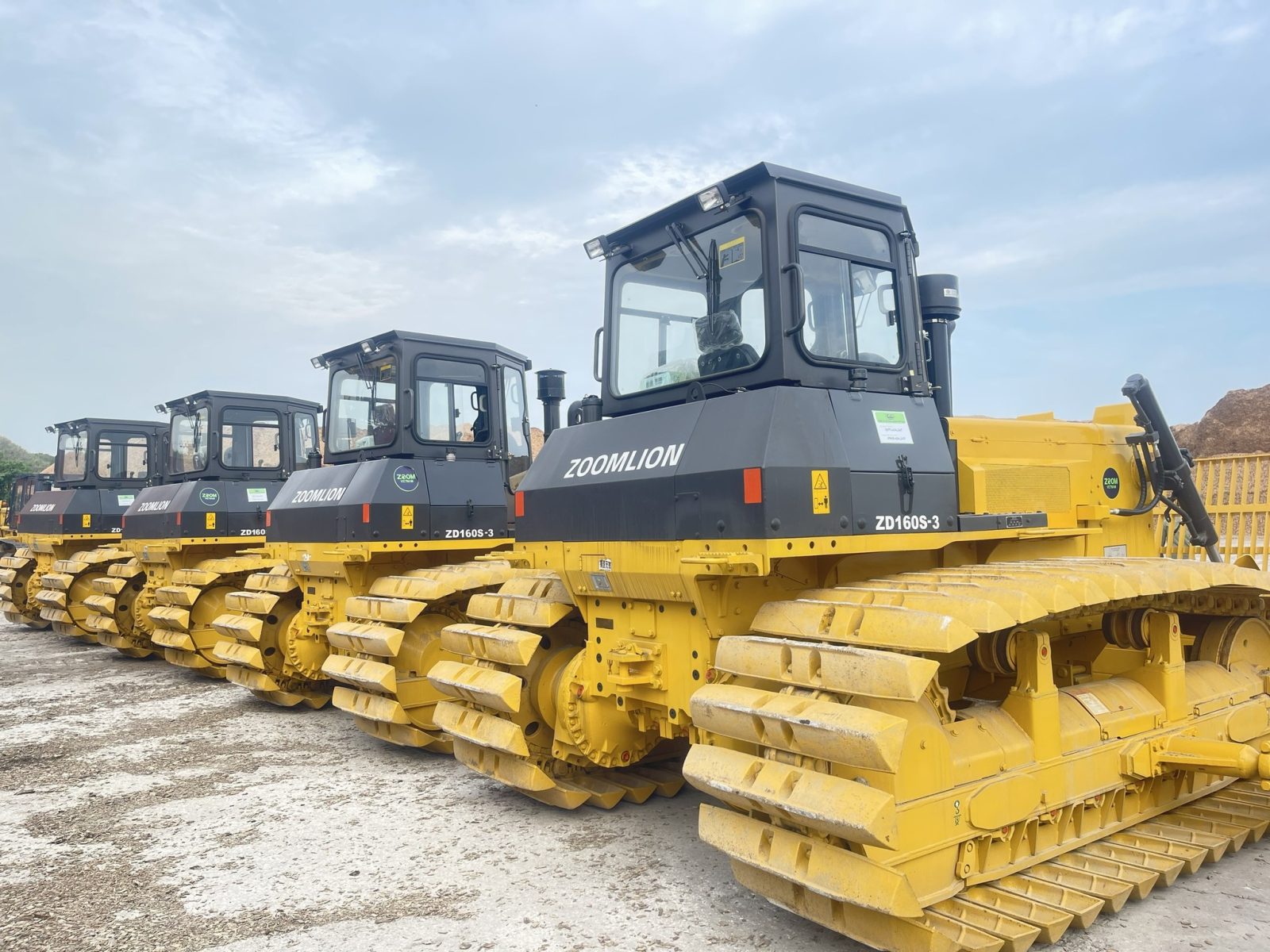 Máy ủi Zoomlion phụ vụ san lấp